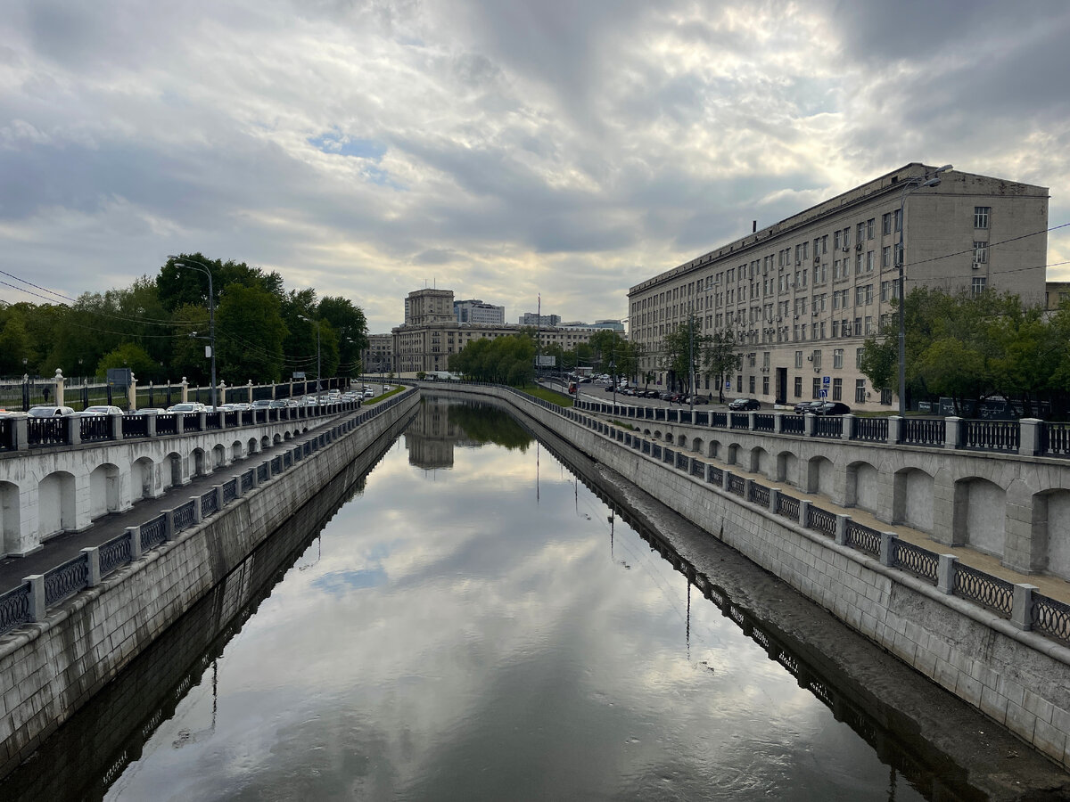 Прогулка по Москве. Идем смотреть Дворец Петра I на Яузе. Старинные дома и  цветущие яблони | Под зонтиком | Дзен