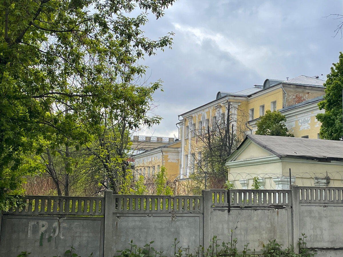 Прогулка по Москве. Идем смотреть Дворец Петра I на Яузе. Старинные дома и  цветущие яблони | Под зонтиком | Дзен