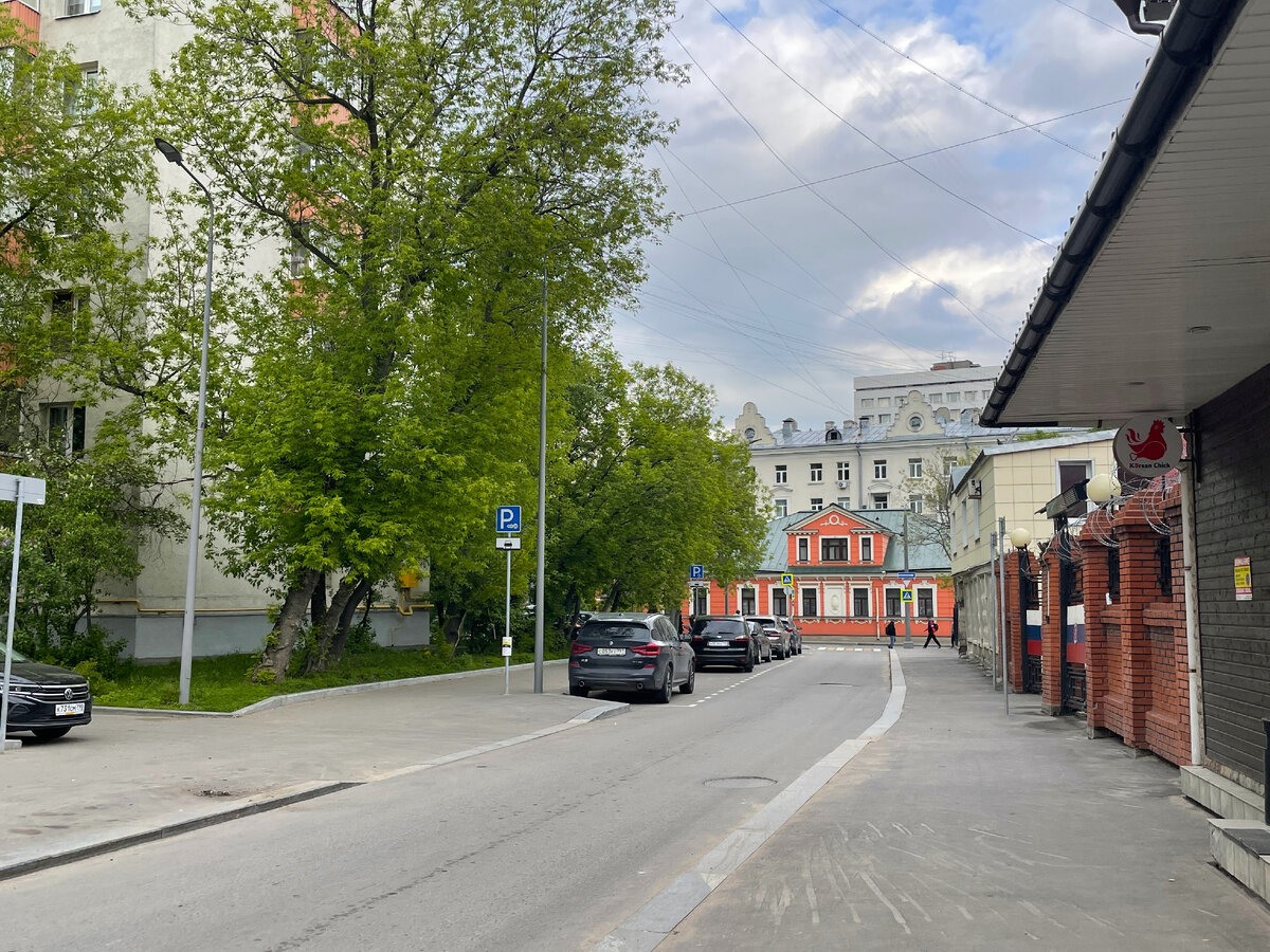 Прогулка по Москве. Идем смотреть Дворец Петра I на Яузе. Старинные дома и  цветущие яблони | Под зонтиком | Дзен