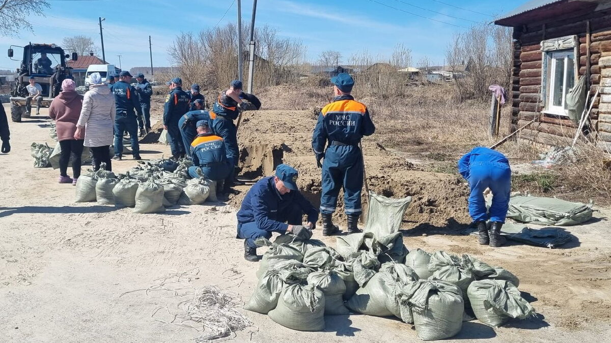    Югорские спасатели борются с паводком в Тюменской области
