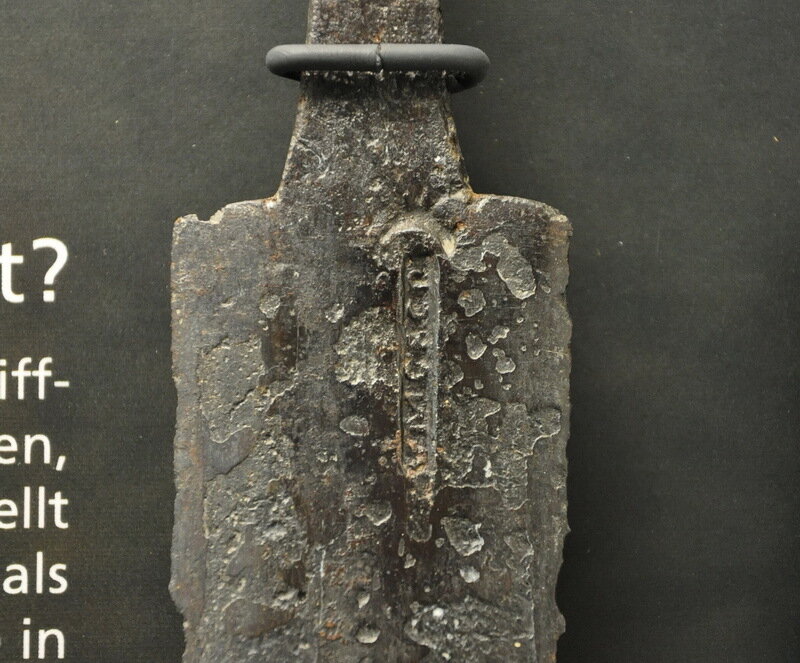  Римское клеймо на клинке меча из Нидама. Музей археологии, Шлезвиг