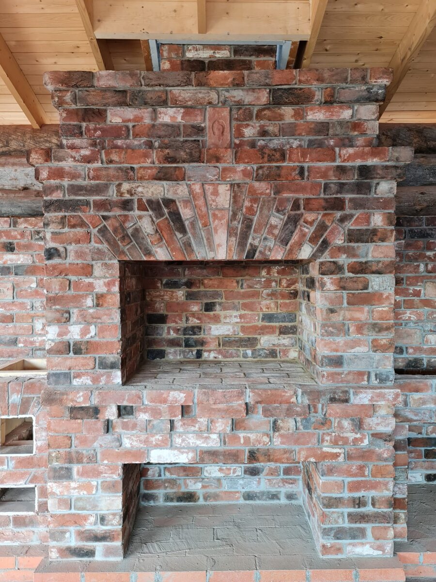 Печь из старинного кирпича для сравнения