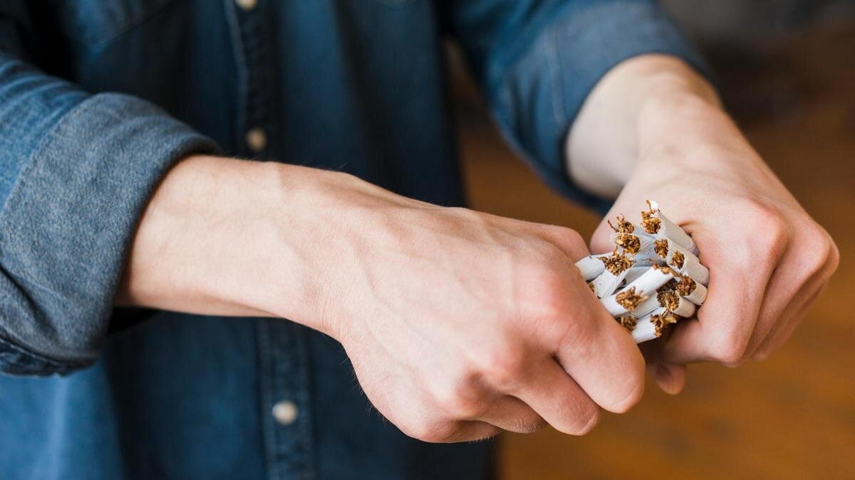    Мужчина ломает несколько сигарет за раз:Freepik