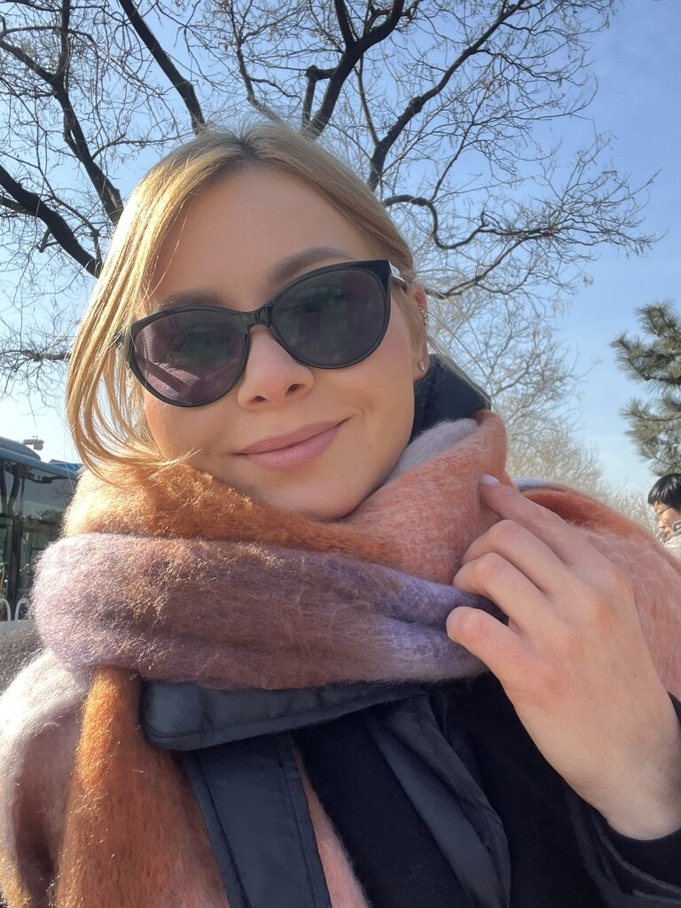 Это я в Китае, согреваюсь теплым шарфом.