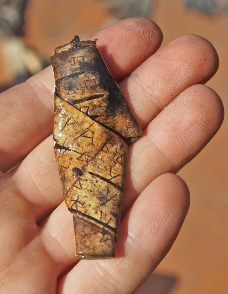 Берестяная грамота 13 в. из Пятницкого раскопа в Старой Руссе.