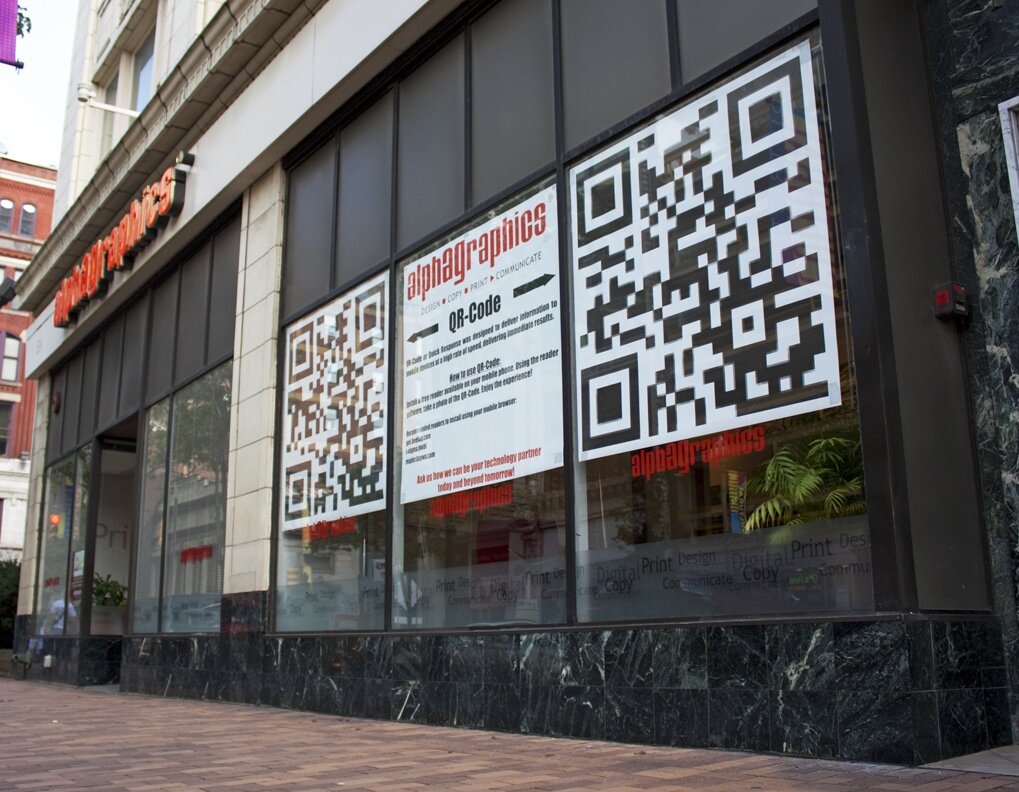 Эта наружная реклама с QR-кодом позволяет прохожим быстро получить информацию о товарах и услугах компании, используя свои мобильные устройства, привлекая внимание благодаря яркому и заметному дизайну. Это удобное сочетание традиционной рекламы с цифровыми технологиями обеспечивает мгновенный доступ к дополнительным данным, облегчая привлечение клиентов. 