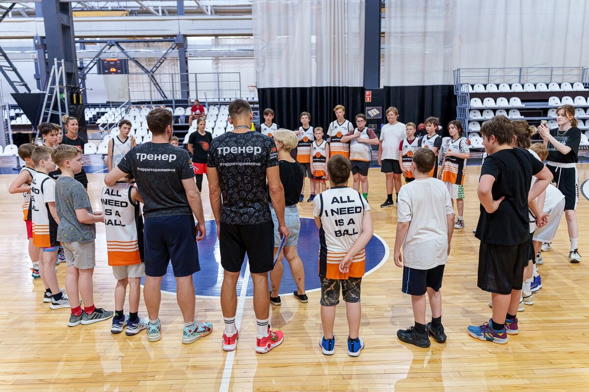 Переход из детского баскетбола во взрослый — это важный этап в развитии игрока, который требует не только спортивных навыков, но новой ответственности.