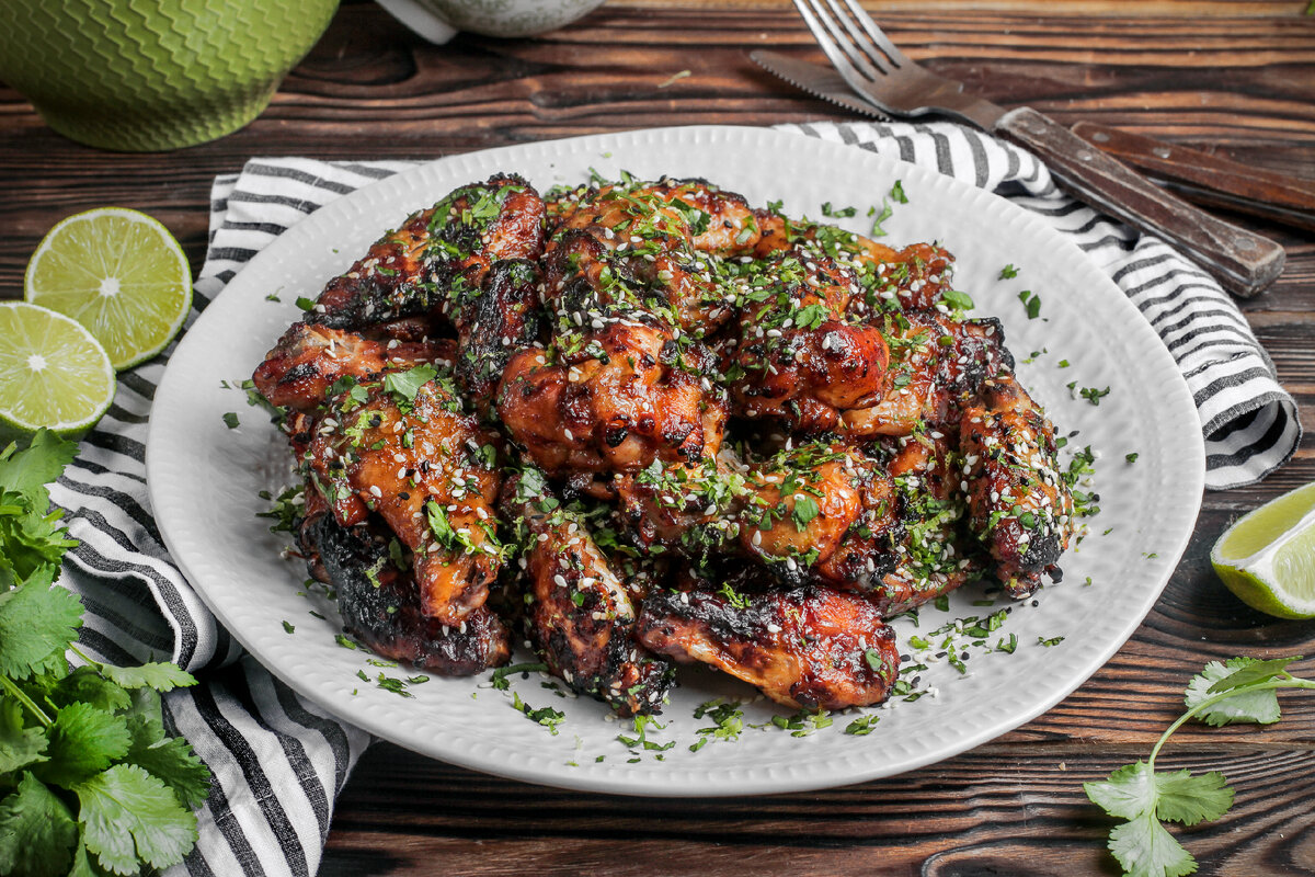Куриные крылышки на гриле в азиатском барбекю соусе