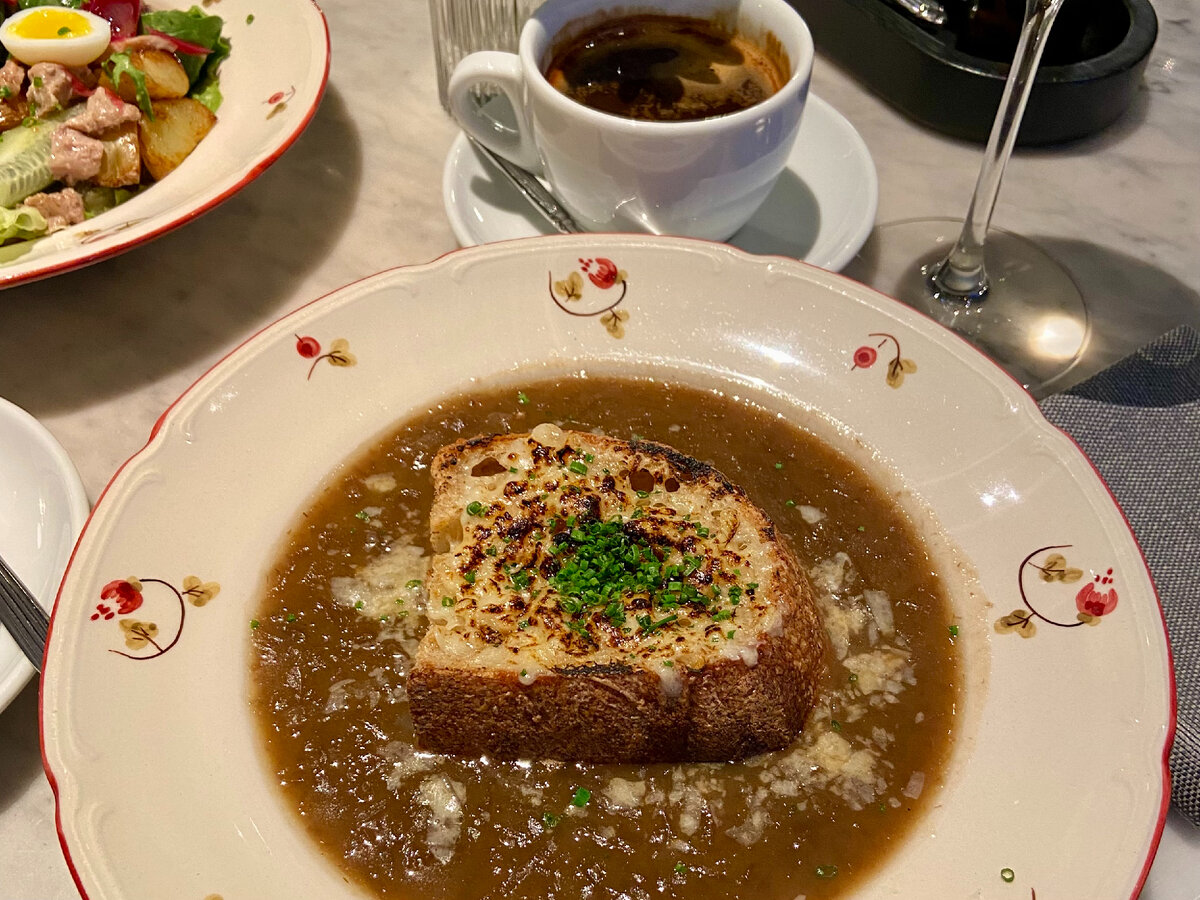 Луковый суп в кафе Дома Книги. Штука калорийная, но вкусная.