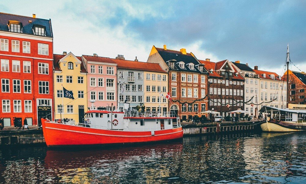 В оживлённой столице Дании современная архитектура и культура сочетаются с экологичным образом жизни, королевской историей и интересным гастрономическим опытом. Каждый найдёт здесь что-то для себя.-2