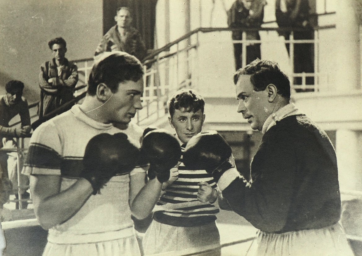 Кадр из фильма «Первая перчатка» (1946). Кинопоиск.ру.