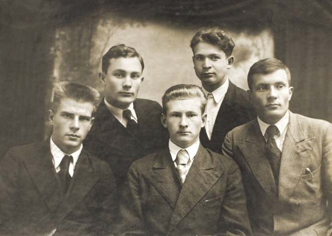 Студент литературного факультета МГПИ им. А.И. Полежаева Виктор Высоцкий (2-й ряд слева) с однокурсниками. 1939 г.