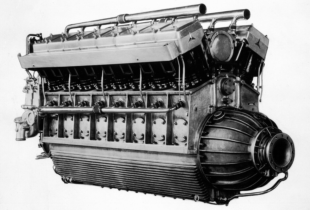  первоначально называвшийся LOF-6, дизельный двигатель Daimler-Benz DB 602 представлял собой крупный 16-цилиндровый дизельный двигатель, предназначенный для оснащения новейших немецких дирижаблей. Обратите внимание на эмблемы в виде трехлучевых звезд на передних крышках клапанов. Редуктор воздушного винта имел конические планетарные передачи