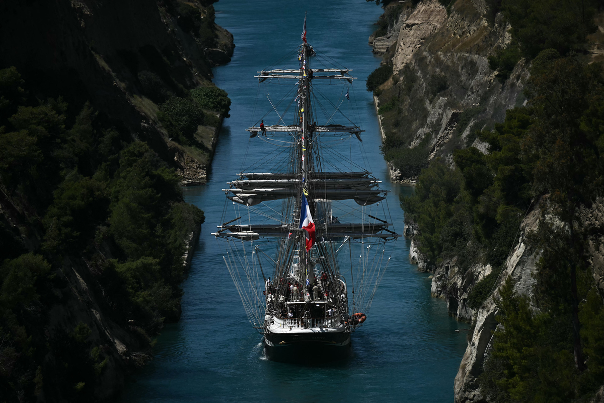 Олимпийский огонь на пути в Марселе, Франция, на борту «Белена». Пламя начало свой путь по Франции в среду, 8 мая. Getty Images.