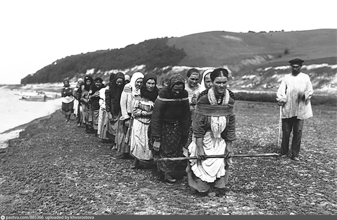 Женщины-бурлачки тянут баржу на реке Суре, 1910 год