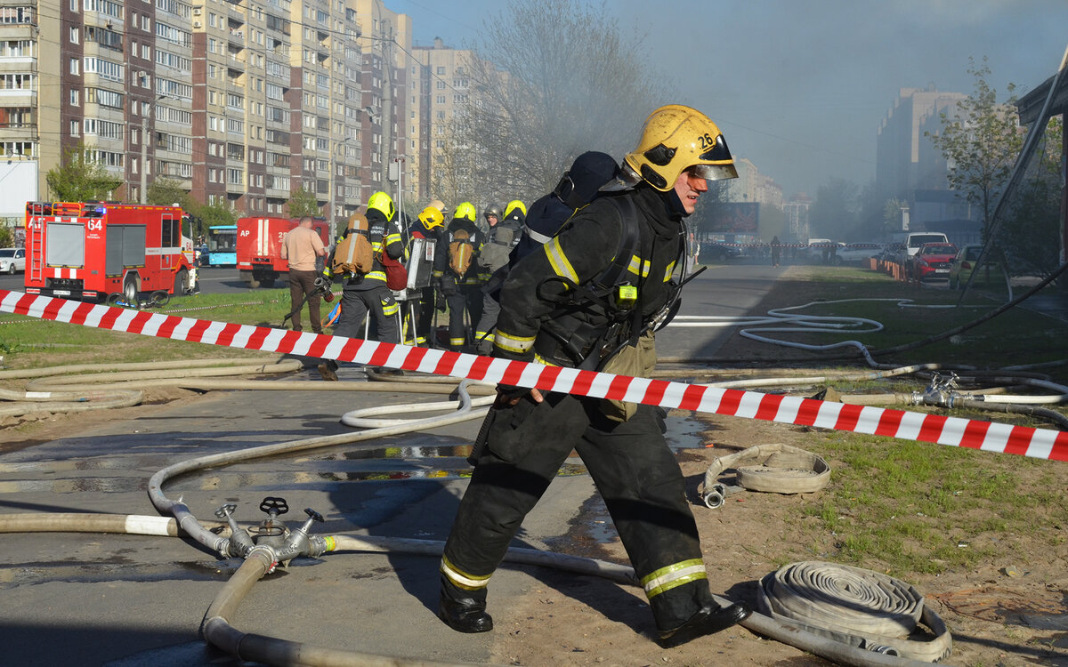 В Екатеринбурге мужчина выпал из окна горящей квартиры на глазах у пожарных  | УРАЛИТИ | Дзен