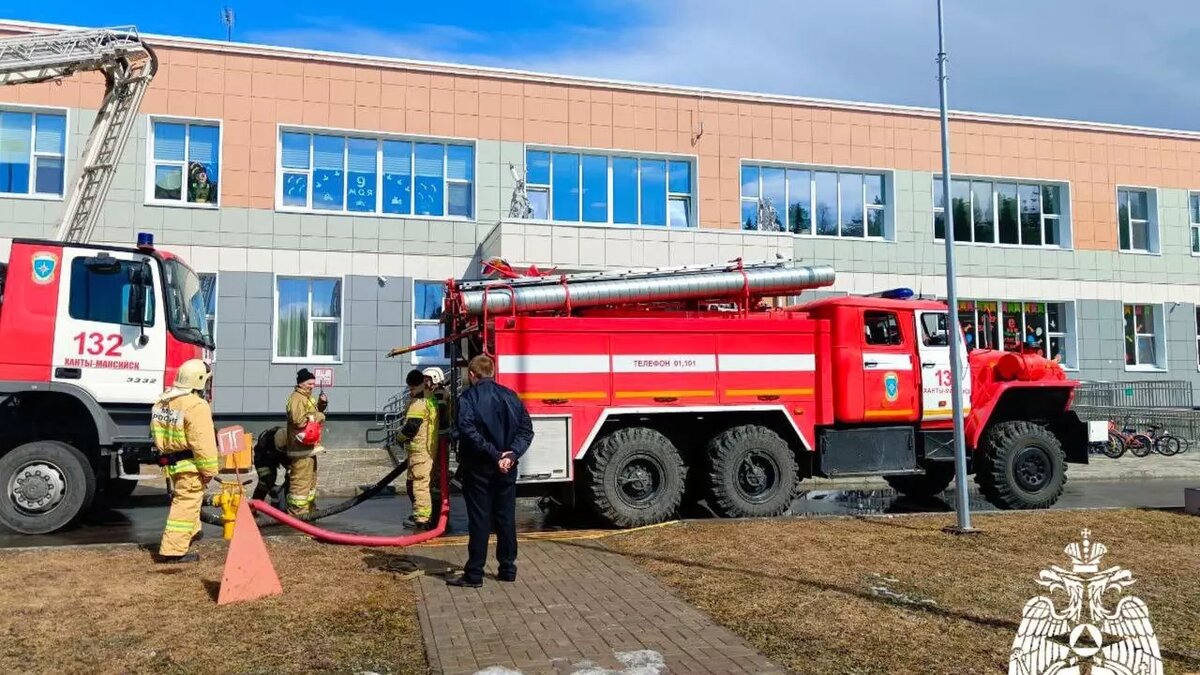 В Ханты-Мансийске более 300 детей эвакуировали из горящей школы. Видео |  muksun.fm | Дзен