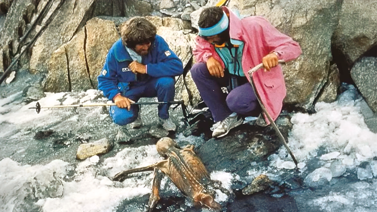 Ледяная мумия человека эпохи медного века, обнаруженная в 1991 году в Эцтальских Альпах в Тироле в седловине Хауслабьох вблизи горы Симилаун, на высоте 3200 метров, в результате сильного таяния льда. Возраст мумии, определённый радиоуглеродным методом, составляет примерно 5300 лет. В Австрии мумию называют Этци, а в Италии мумия известна как Симилаунский человек и Тирольский ледяной человек.