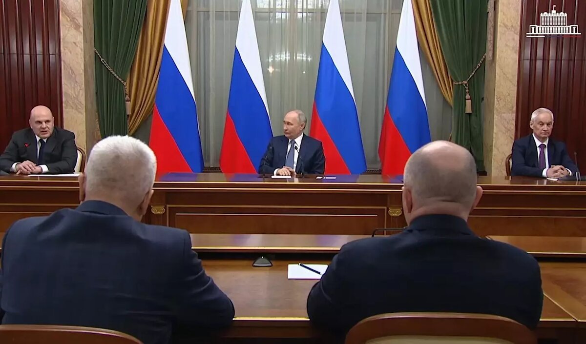 Президент России слушает отчет министров о проделанной работе. Фото: Дом правительства