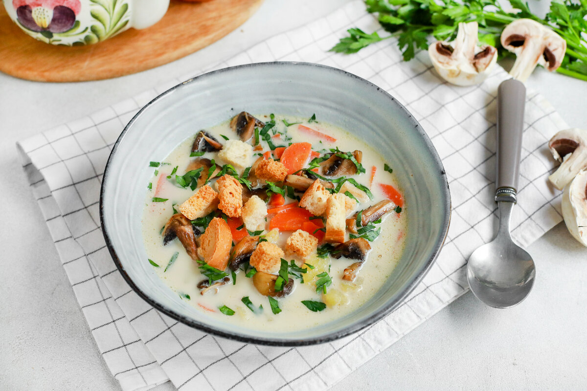 Сырный суп на грибном бульоне с курицей и сухариками