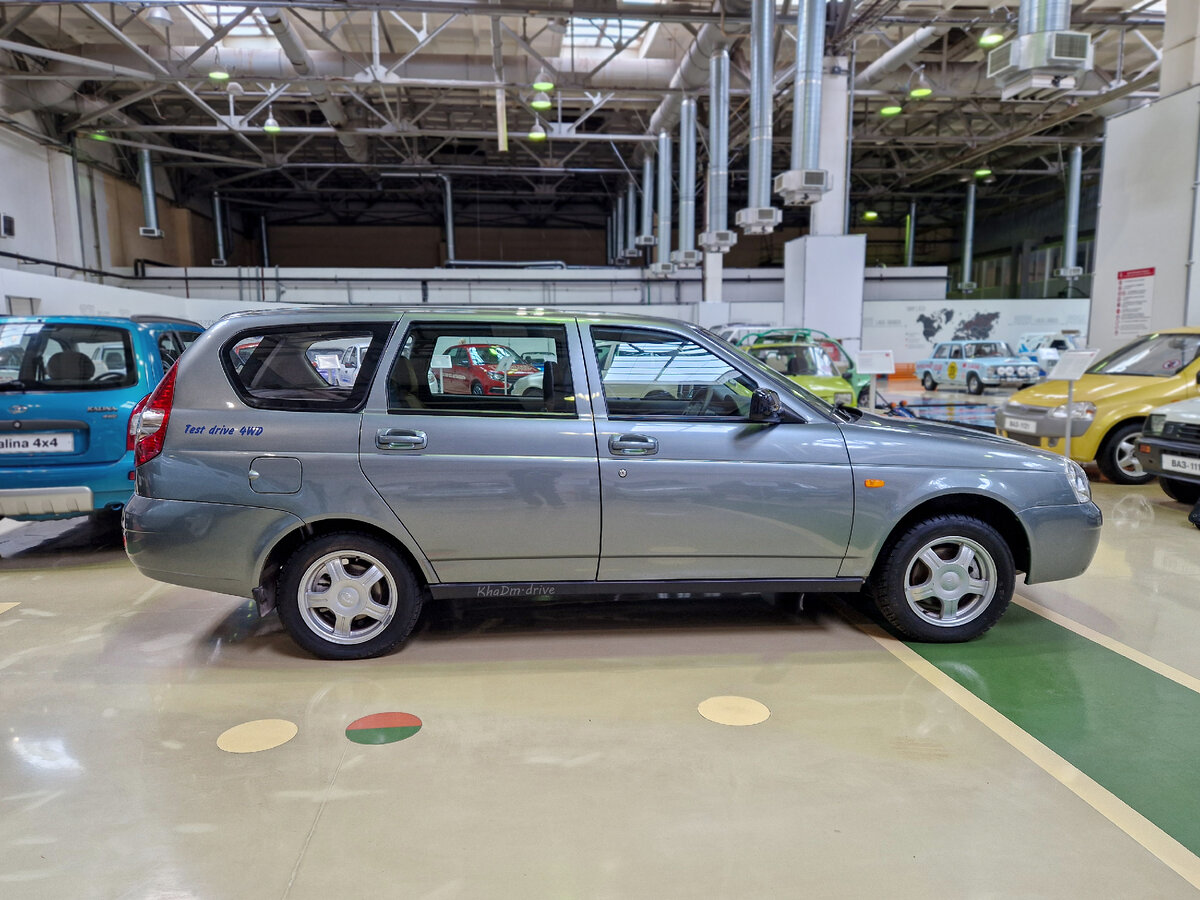 Приглядевшись, можно заметить дисковые тормоза на всех колёсах.