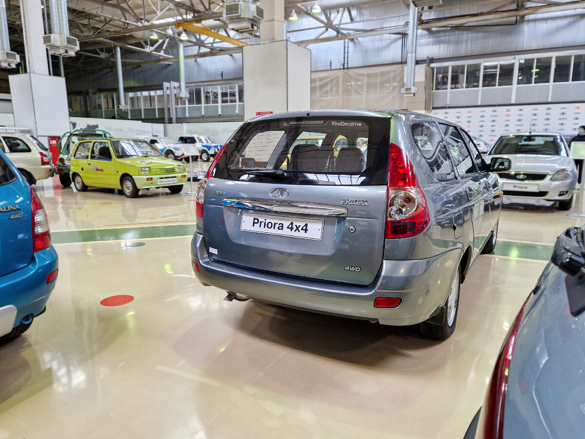 Орнамент "4WD" на крышке багажника тоже намекает на особенность авто.