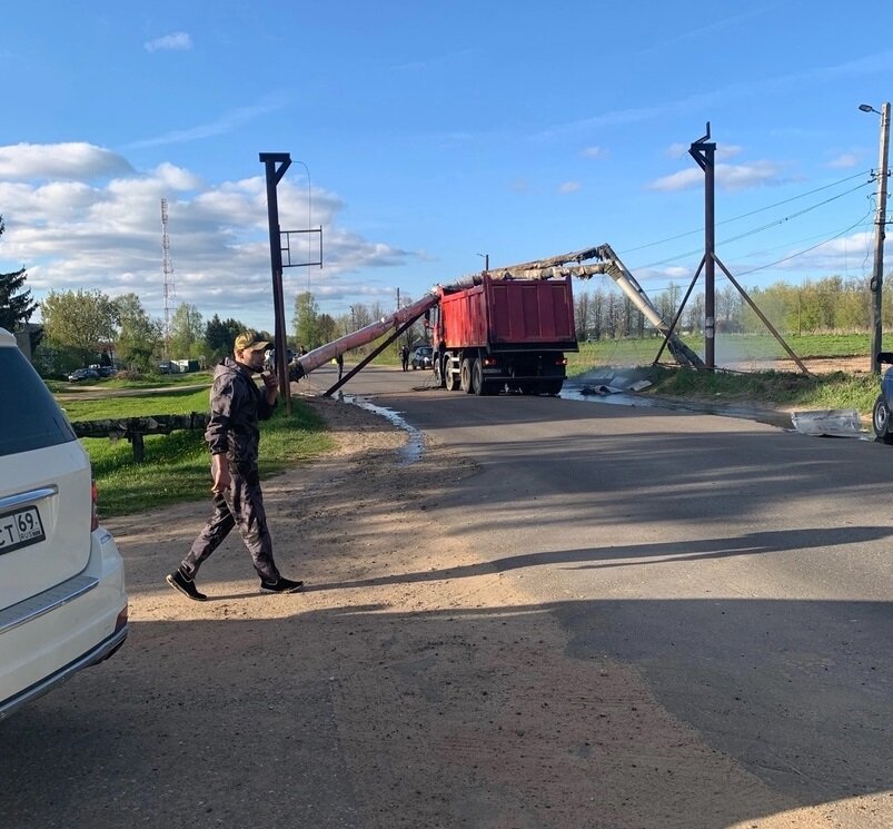 Под Тверью 6 мая самосвал снес трубы теплотрассы