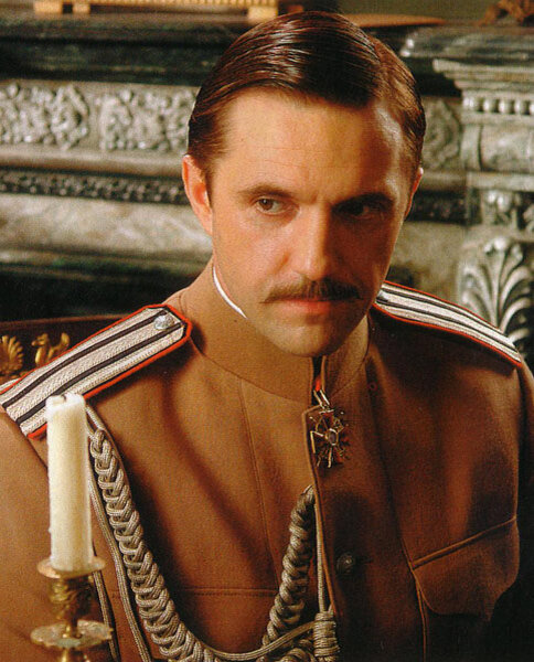Владимир Вдовиченков в роли графа Кромова. Фотография с сайта https://www.kino-teatr.ru/kino/movie/ros/14949/foto/171264/