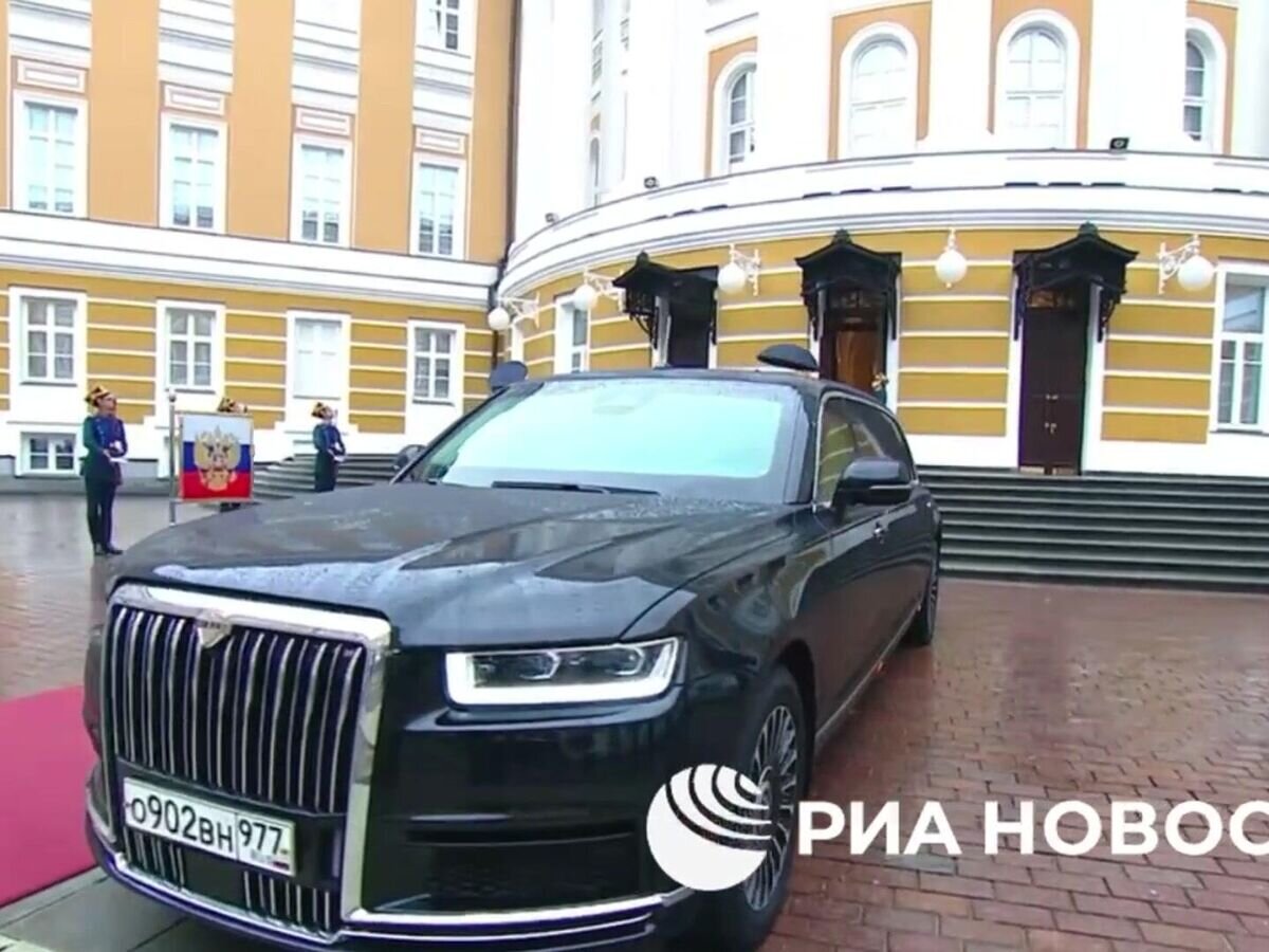    Кадры с обновленным Aurus, на котором Путин отправился на инаугурацию© РИА Новости
