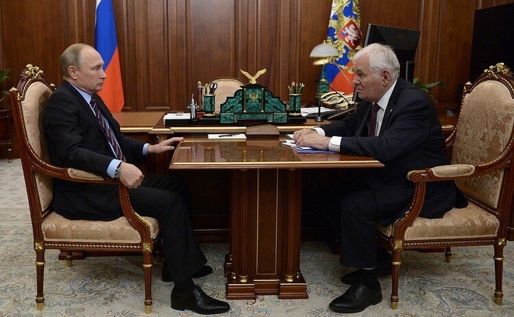    Встреча с директором НИИ неотложной детской хирургии и травматологии, президентом Национальной медицинской палаты Леонидом Рошалем.   
Фото: kremlin.ru