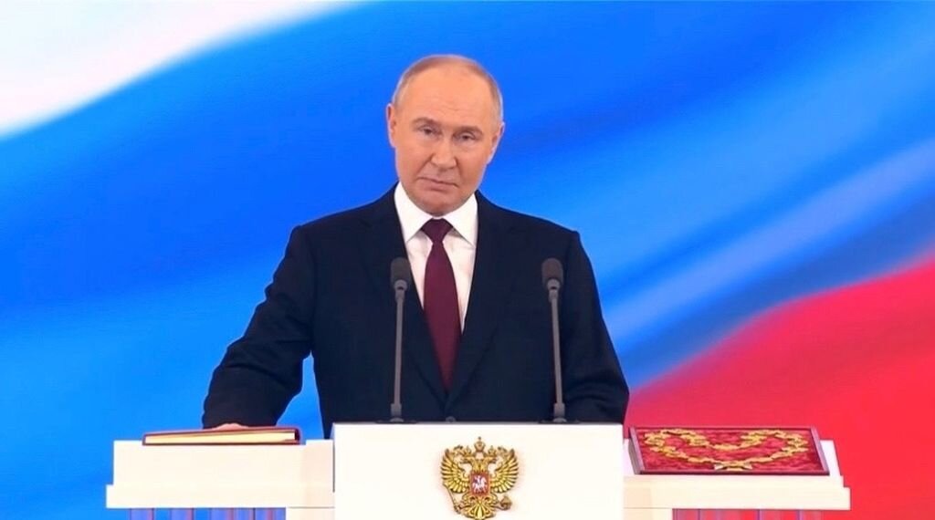    Владимир Путин официально вступил в должность президента России в пятый раз