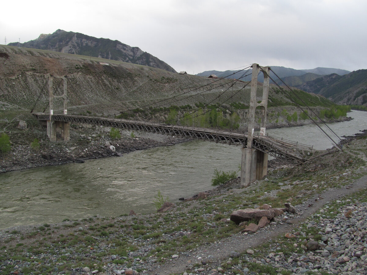 Мост через Катунь в селе Иня. Фото Марии Деевой.