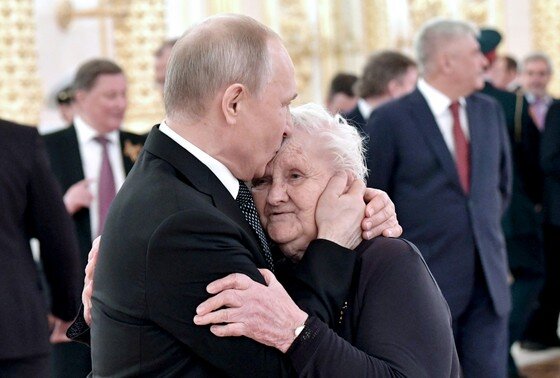    Президент РФ Владимир Путин и его классный руководитель Вера Гуревич