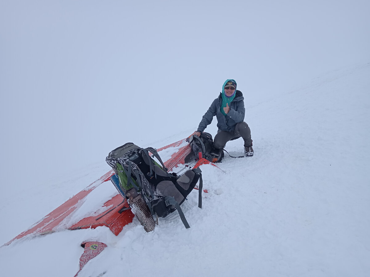 Я возле сломанного ратрака на Эльбрусе 6-го мая 2024-го года.