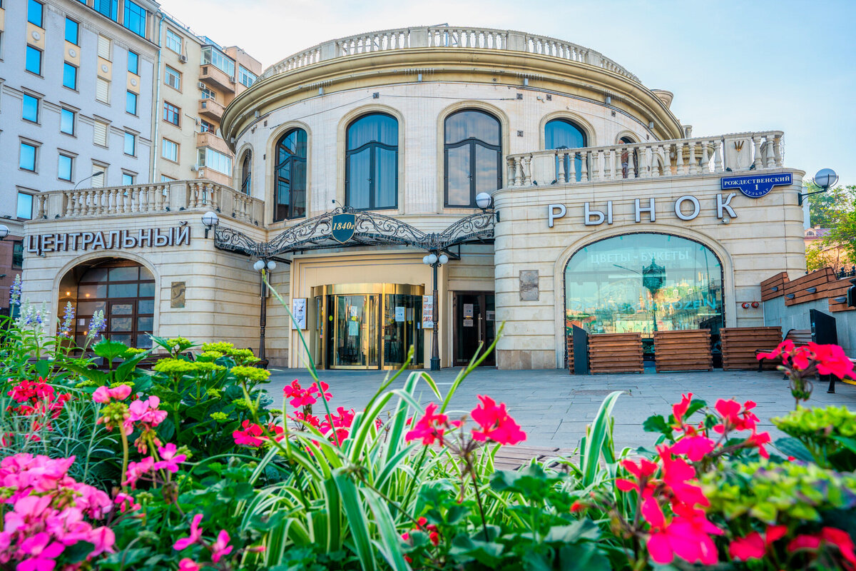 Перед входом на Центральный рынок оборудована лаундж-зона с видом на Страстной бульвар. Фото: FOOD HALL Центральный рынок