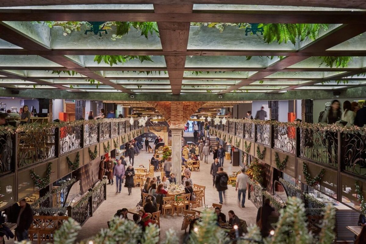 Из плюсов Центрального рынка — расположение. Это прекрасное место для перекуса во время прогулки по Бульварному кольцу. Из минусов — тесное пространство. В выходные здесь не протолкнуться и трудно найти столик. Фото: FOOD HALL Центральный рынок