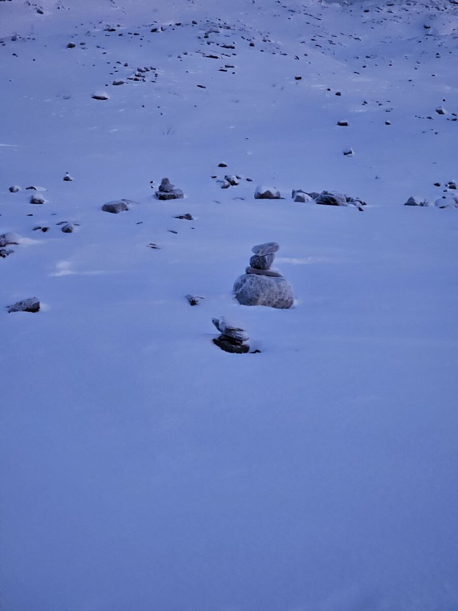 Кто знает, откуда в тундре, вдали от людей берутся такие пирамидки?