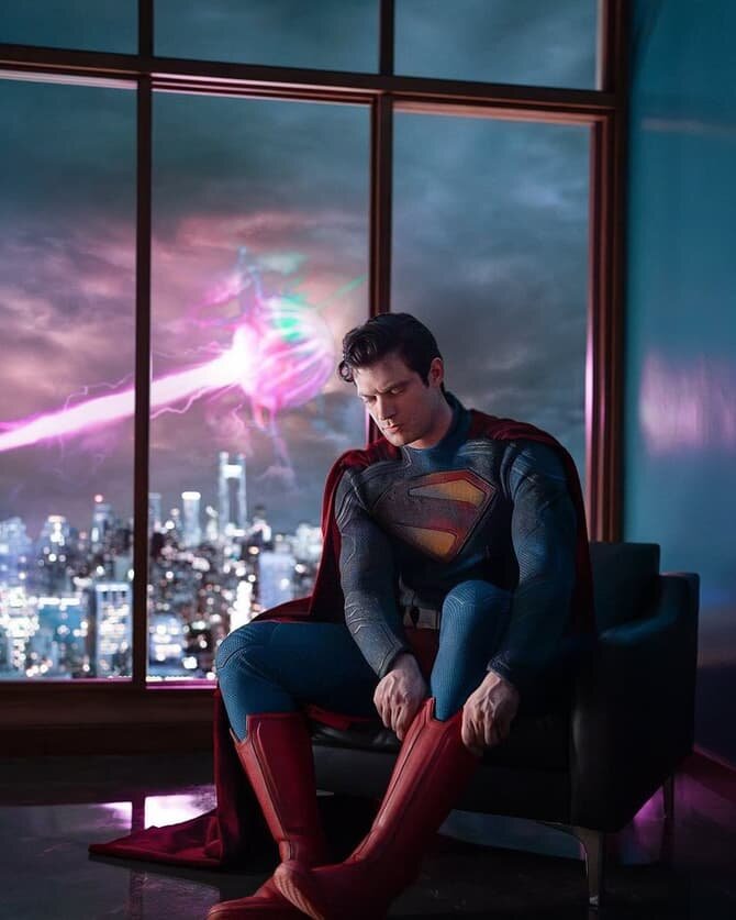 Продюсер и режиссер картины "Супермен" DC показал фанатам, как выглядит актер Дэвид Коренсвет в облике супергероя.