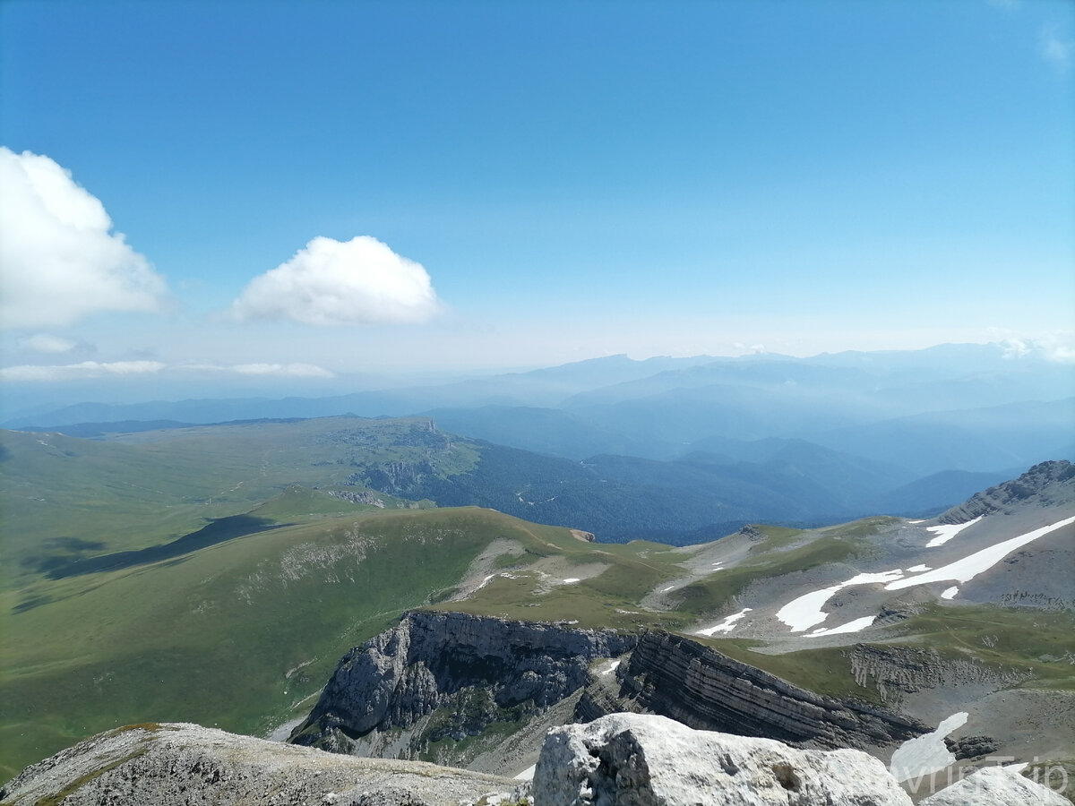 Вид с горы Оштен (2804) на плато Лаго-Наки (в центре в дали хребет Каменное море).