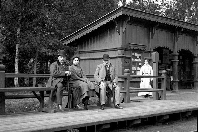 Пассажиры на платформе «Шереметьево» в 1904 году. Фото: russiainphoto.ru