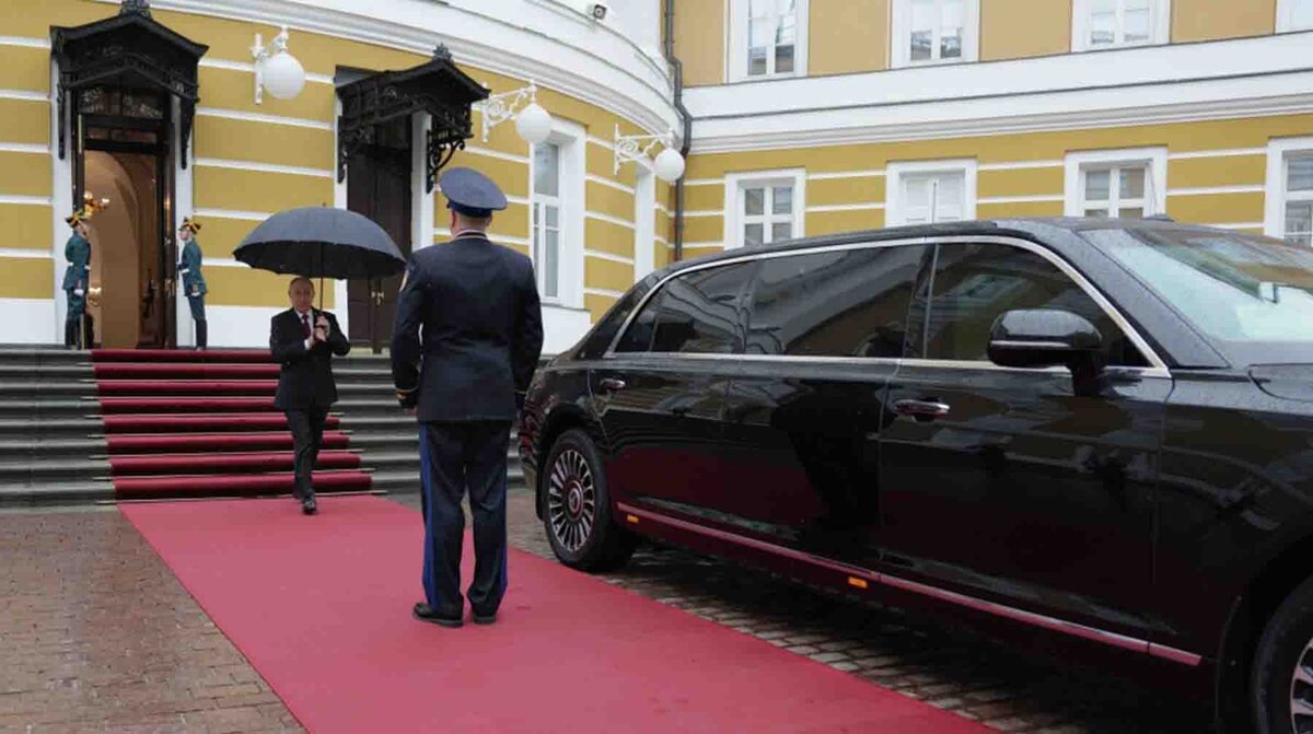    Избранный президент РФ Владимир Путин идет к машине, чтобы отправиться на церемонию инаугурации в Кремле / Фото: РИА Новости / Гавриил Григоров