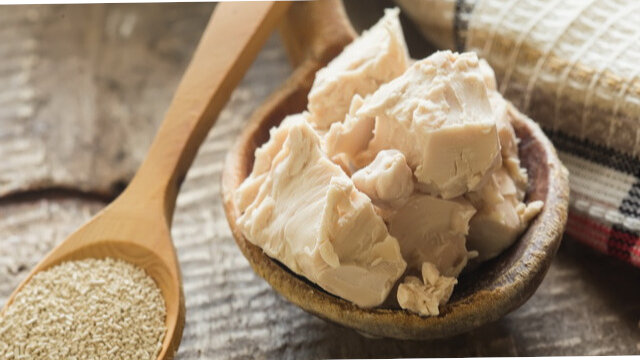 Дрожжевая подкормка активизирует микрофлору, которая способствует наращиванию и подземной, и надземной части.