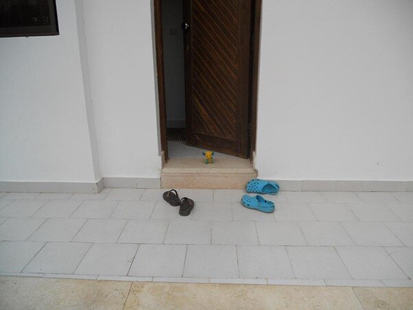 Вход в наш номер, где было всё для приятного отдыха: чистая белоснежная постель, хороший запах, чистый душ и туалет. Жаль, что фото не сохранились.