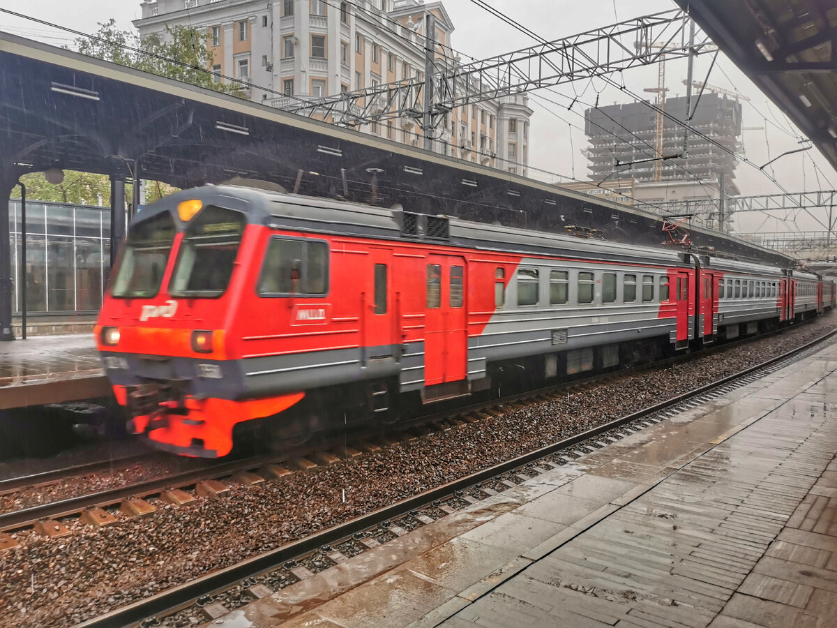 Электропоезд ЭД4М-0358 на МЦД4 на МЦД Белорусская. Из-за ливня и криворукости фотографа фокус пошёл к последнему вагону.