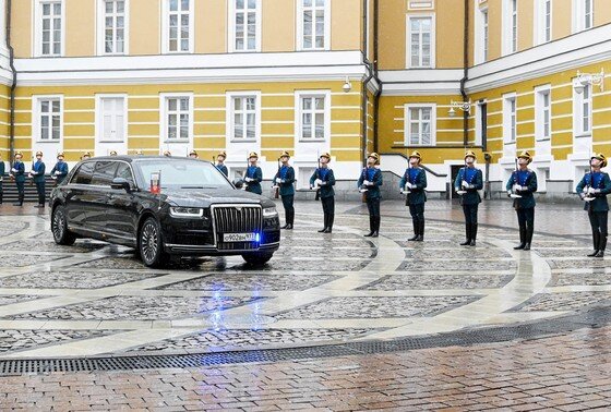    Обновленный автомобиль кортежа президента РФ Aurus Senat перед началом церемонии инаугурации