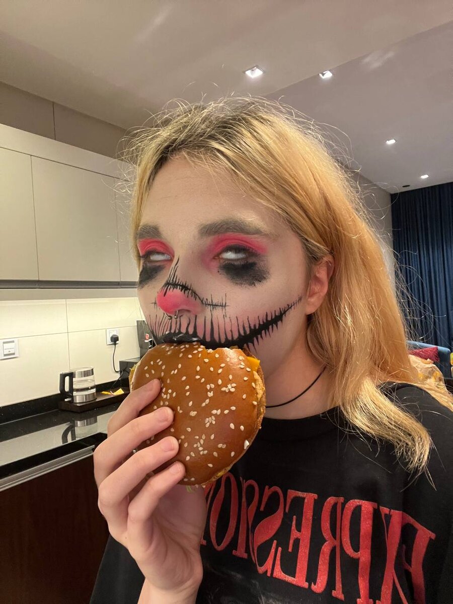 18 летняя Варя сделала бутерброд с прокладкой. Фото взято из открытых источников