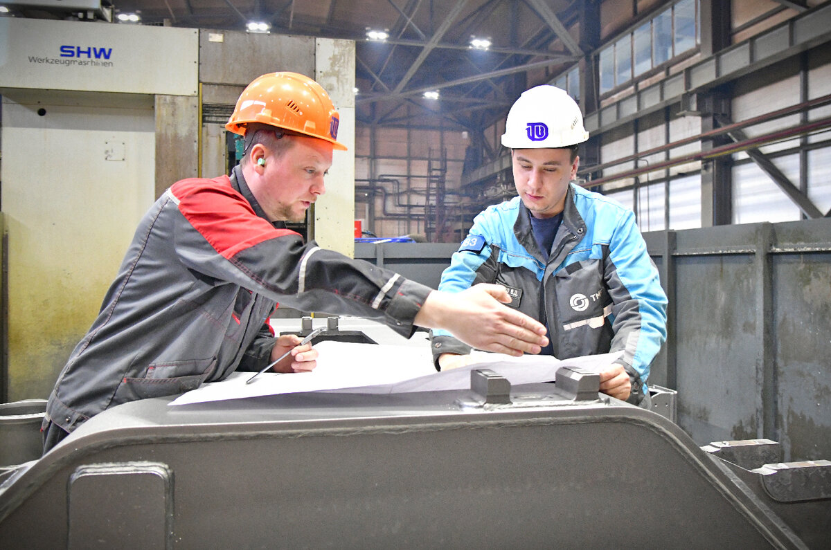 Мастер Владислав Войтенко и оператор станков с ПУ Руслан Синельников отрабатывают технологию механической обработки рамы тележки для "Иволги"