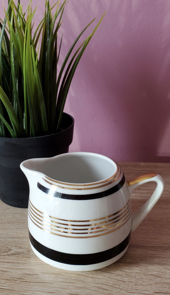 Фото автора. Молочник сливочник сервиза Дороги Дмитровского Фарфорового завода Вербилки со строгим рисунком и необыкновенной формы. Редкий сливочник молочник дополнит коллекцию антикварного фарфора советских времен. 