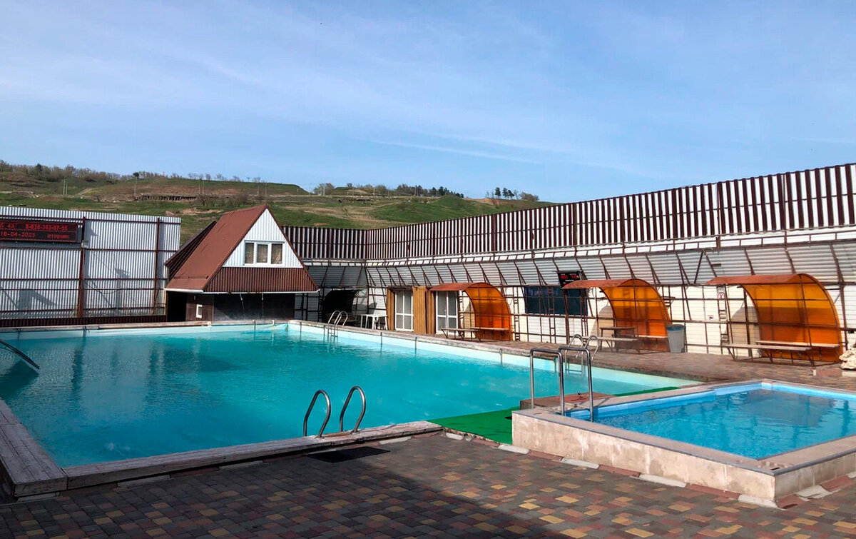 Все бассейны в комплексе — под открытым небом. Летом можно погулять по территории комплекса и порыбачить в пруду. Зимой на окрестных горках работает бугельный подъёмник — для любителей покататься на лыжах, санках или тюбингах. Фото: Виолетта О. / Яндекс Карты