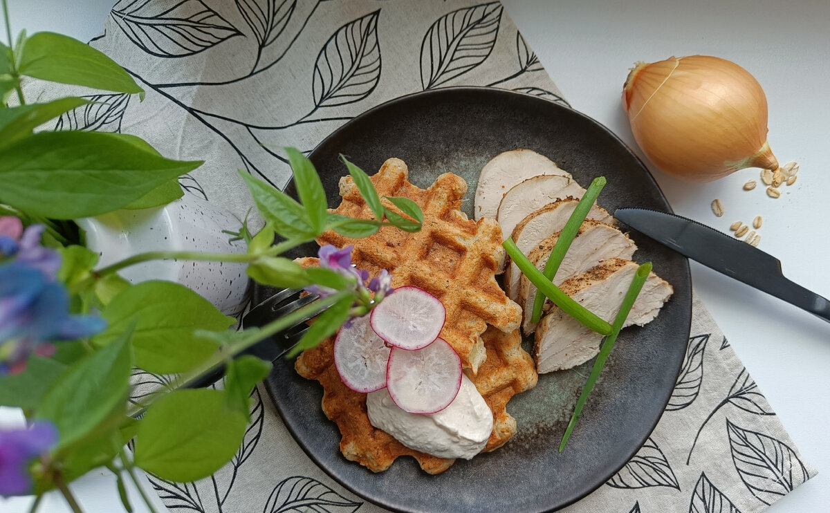 Подала с запечённой куриной грудкой и соусом из сметаны, пищевых дрожжей и сушёного чеснока. Украсила редиской и зелёным луком.